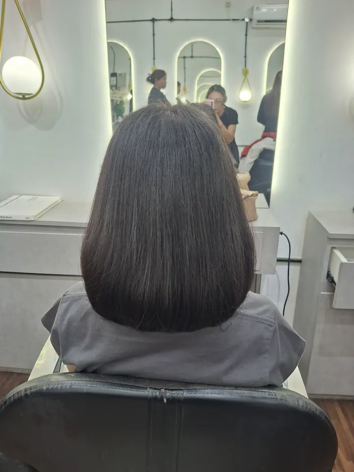 Rambut pendek sebahu dilihat dari belakang di depan cermin salon